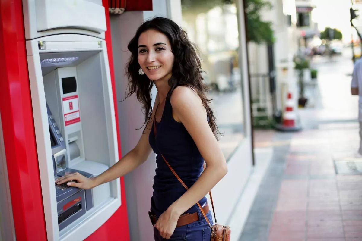 Nowoczesny skimming bankomatowy jak chronić dane z karty płatniczej