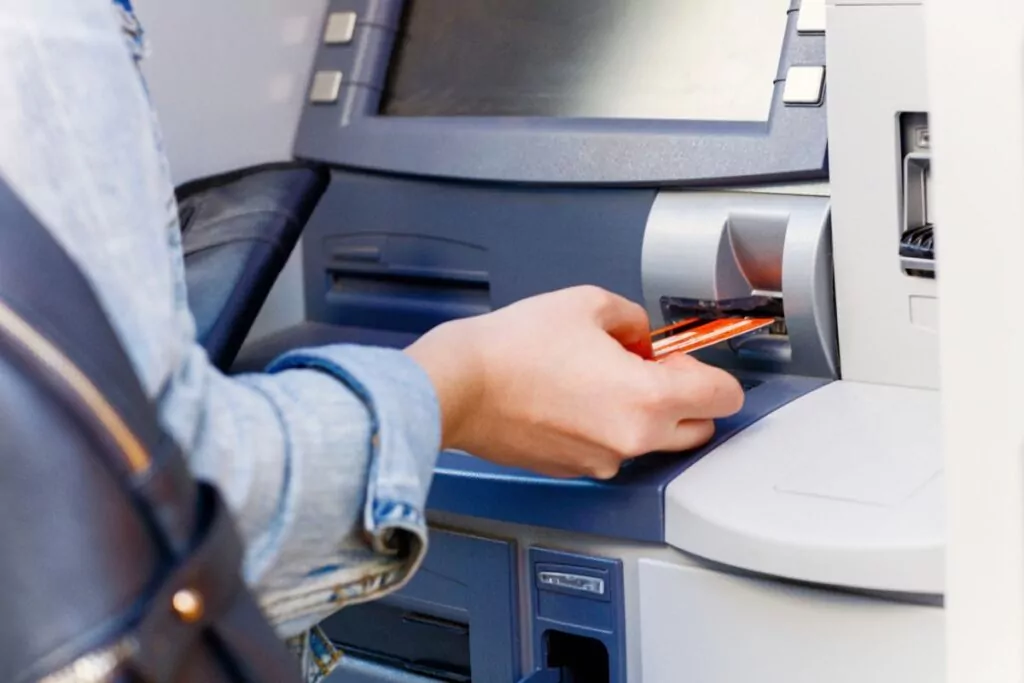 Skimming Co to Jest i Jak Chroni Swoje Pieni dze przed Kradzie Danych z Karty